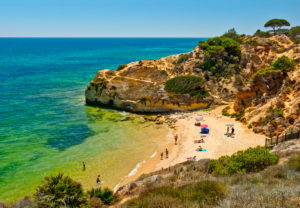 Eine kleine Bucht bei Olhos de Agua, die Algarve, Portugal Eine kleine Bucht bei Olhos de Agua, die Algarve, Portugal